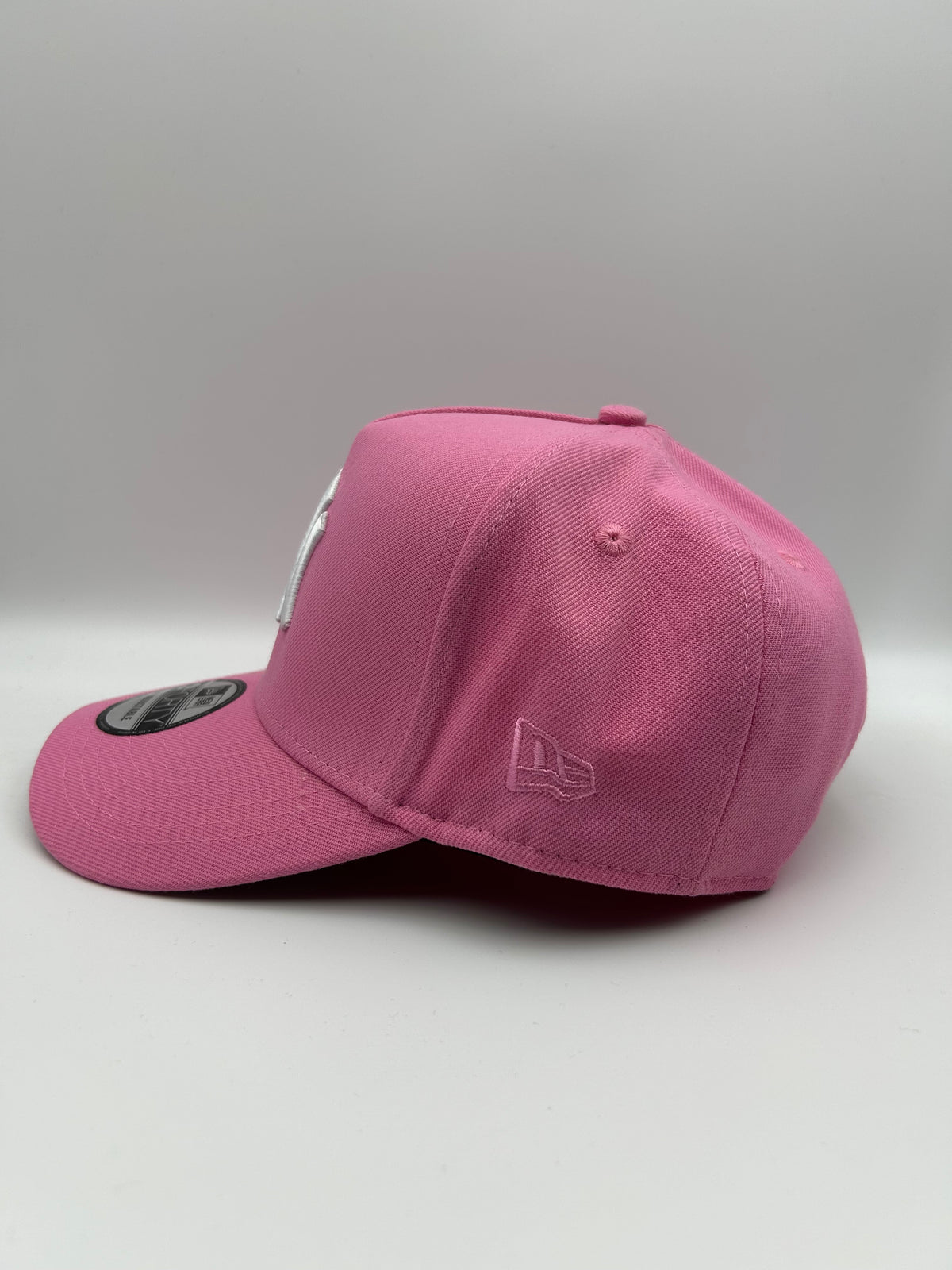 New era “broche”