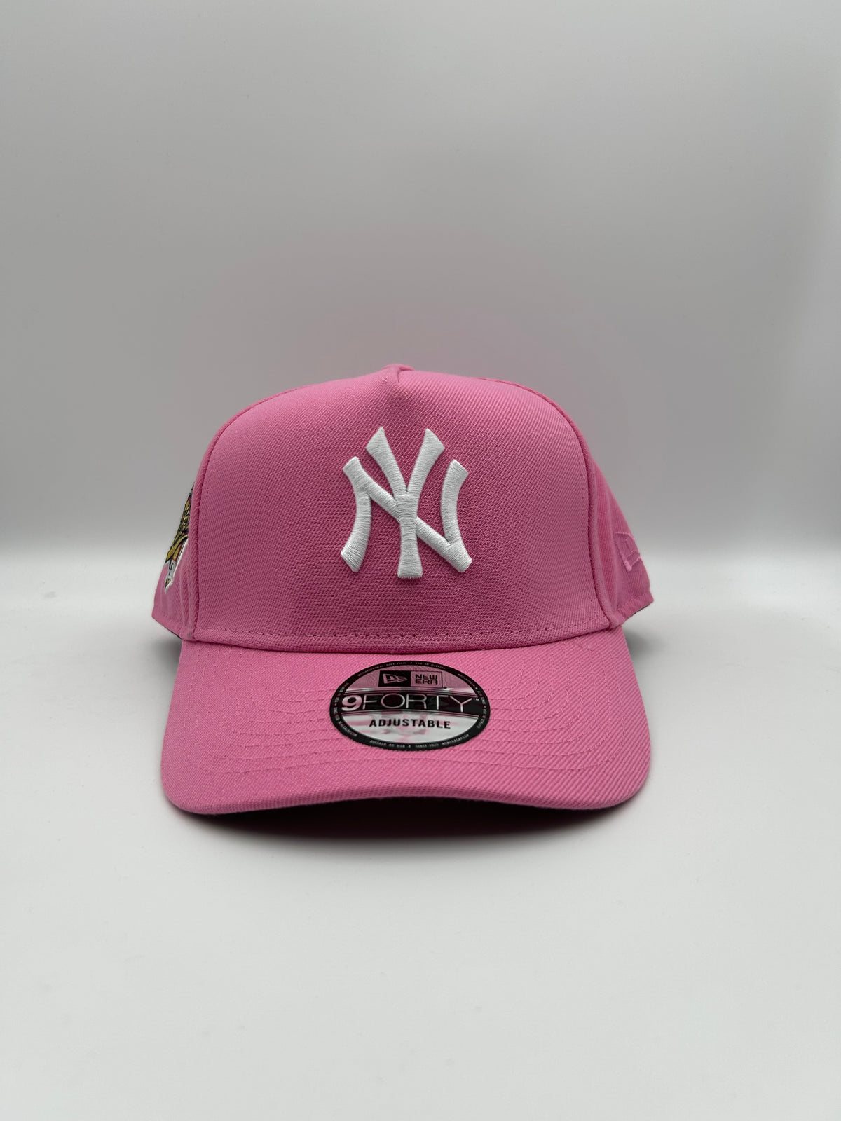 New era “broche”