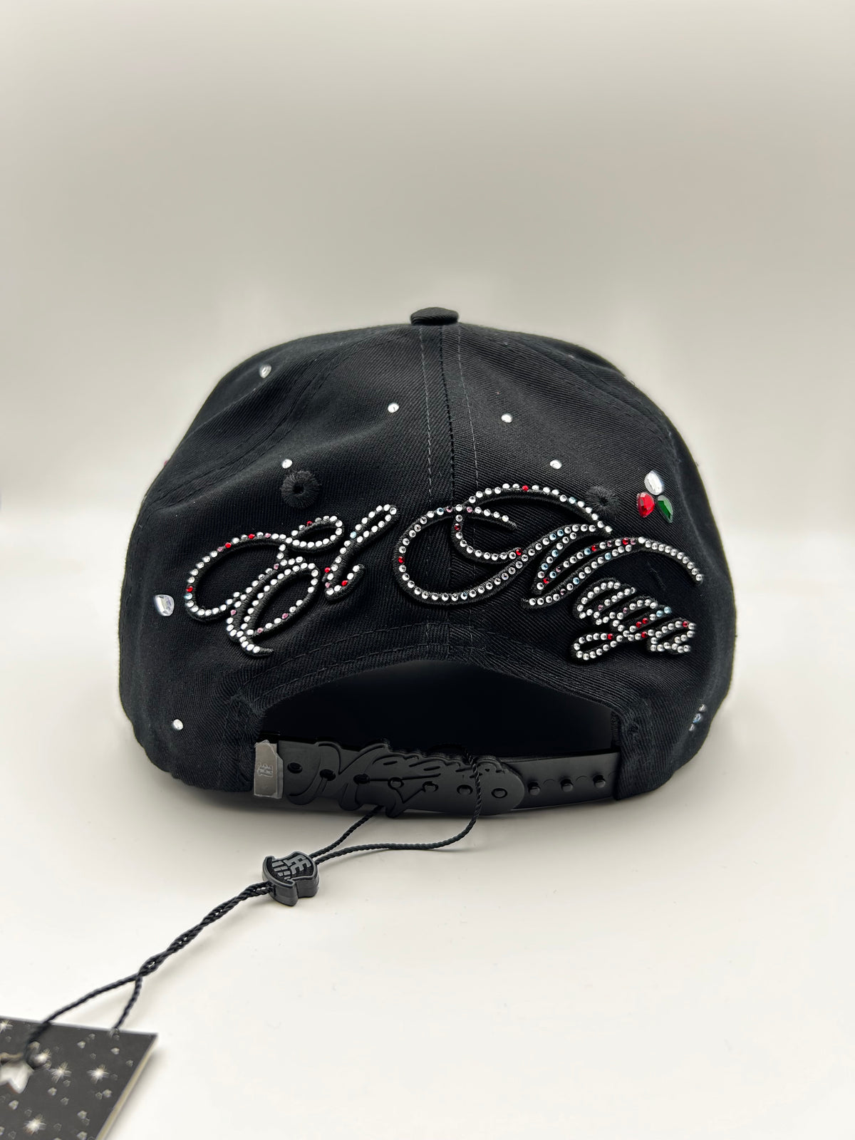 31 hats “LA Universe”