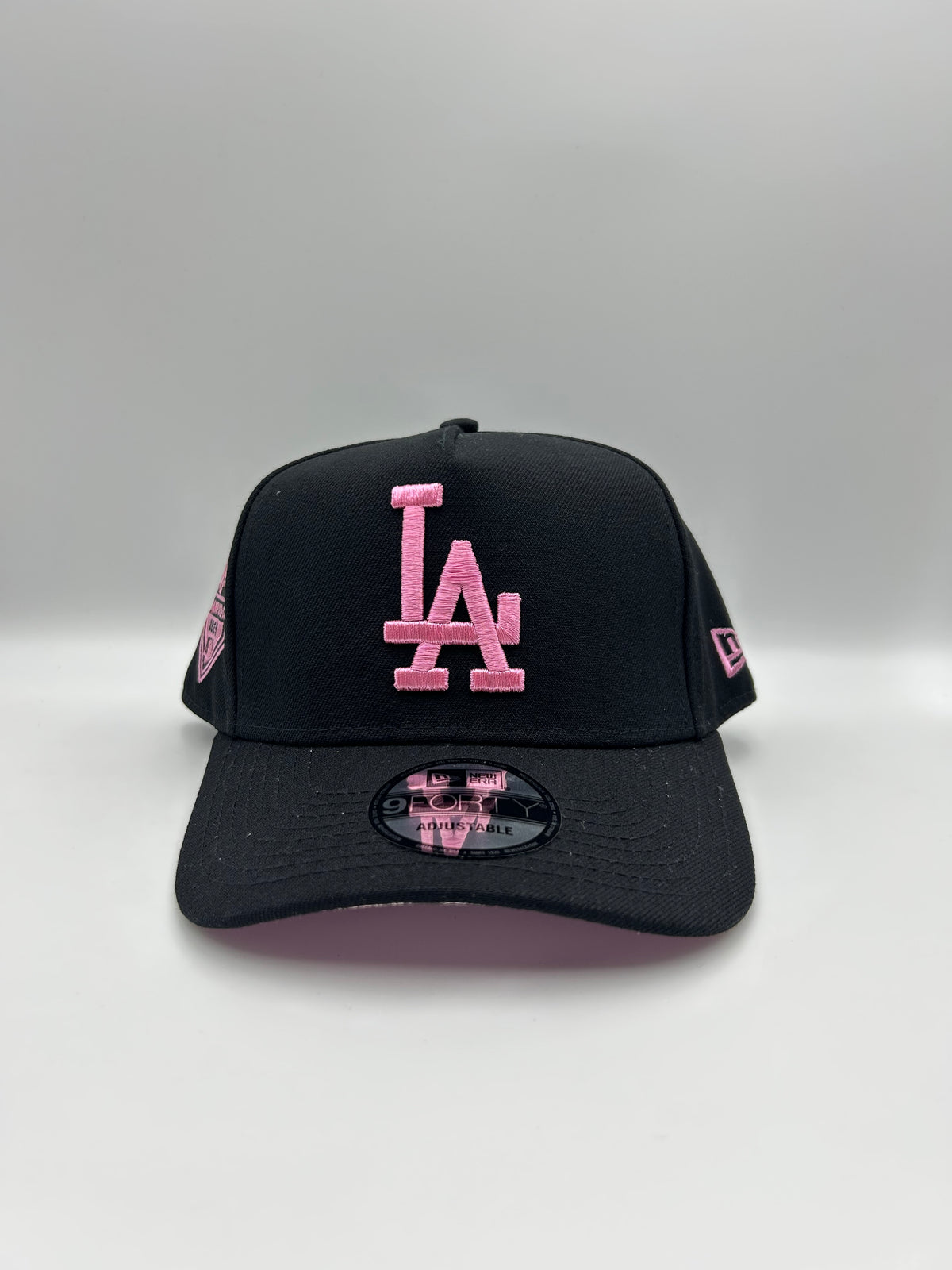 New era “broche”
