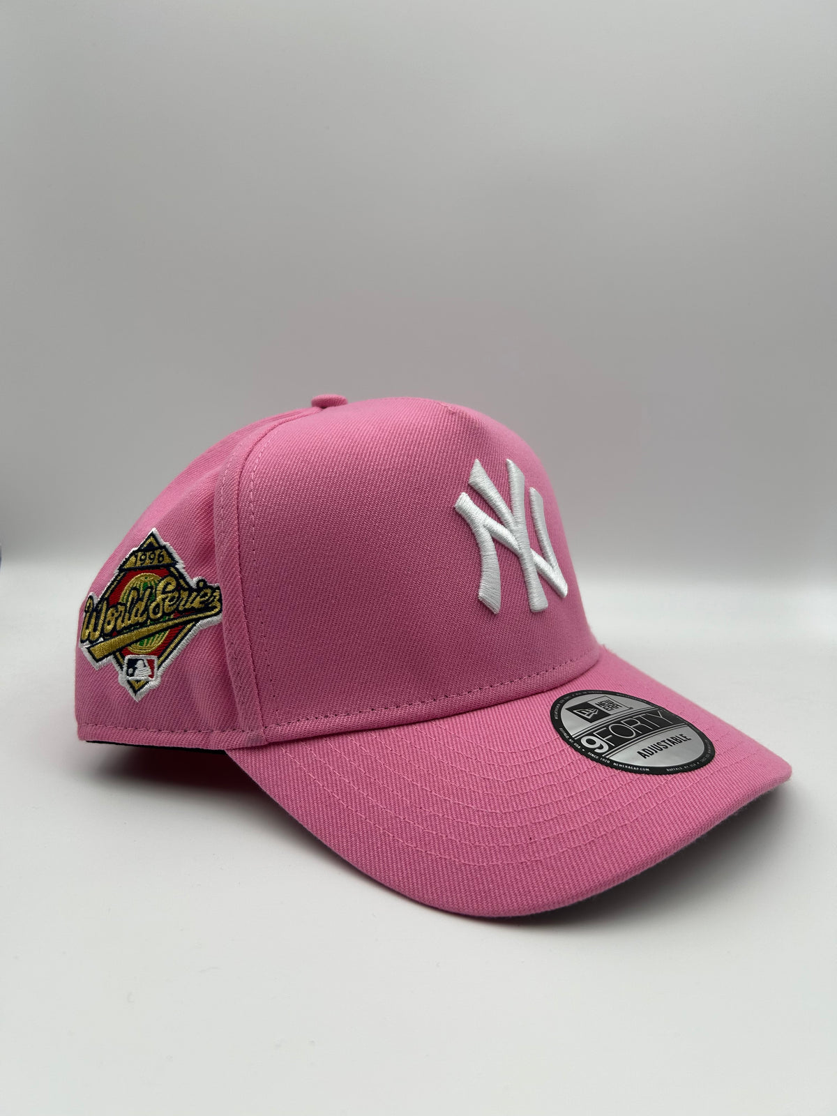New era “broche”