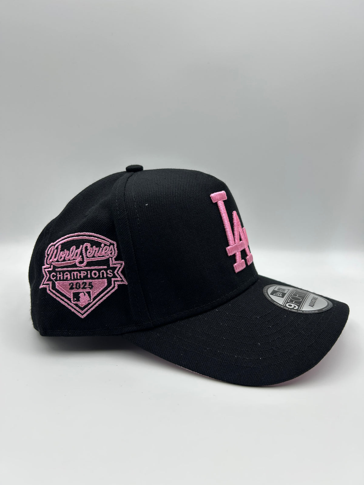 New era “broche”