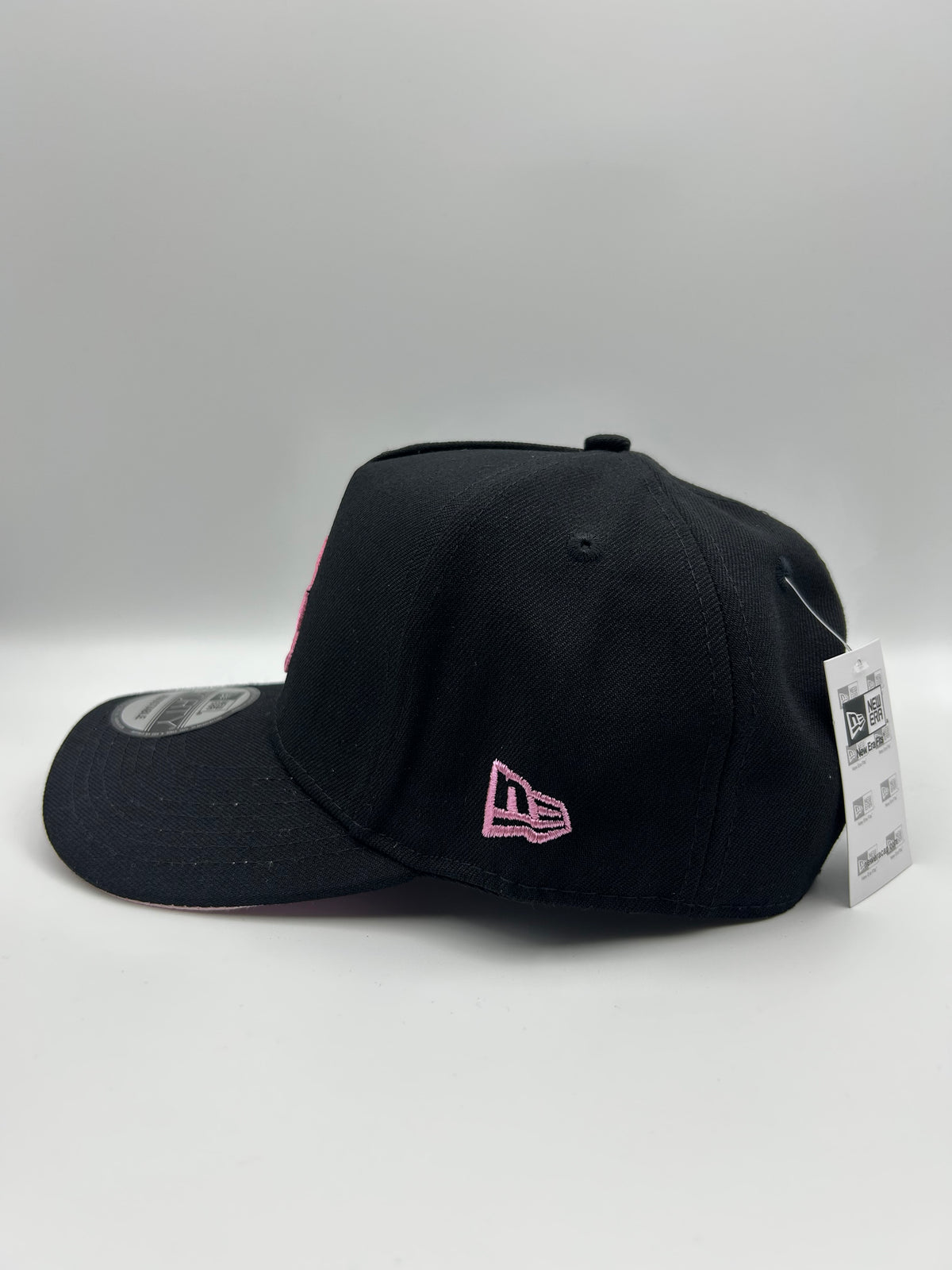 New era “broche”